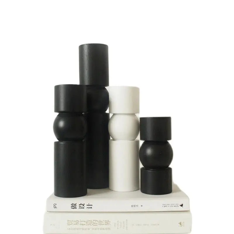 Italienischer Holz-Kerzenhalter im minimalistischen Design – Schwarze & weiße Deko-Candlesticks