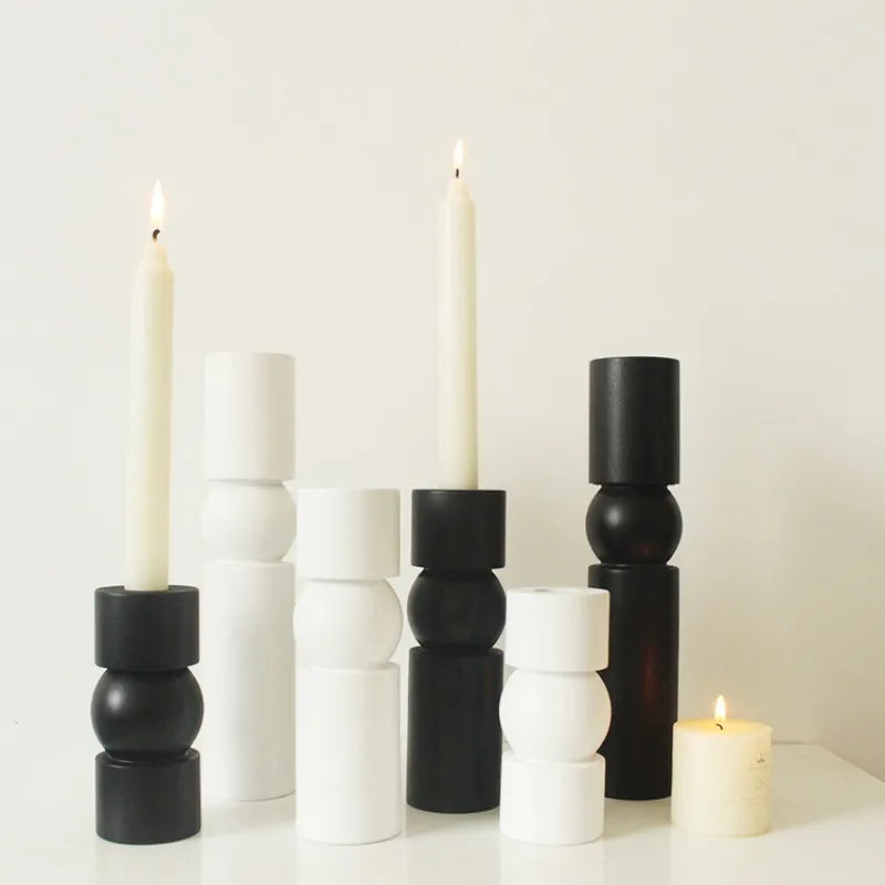 Italienischer Holz-Kerzenhalter im minimalistischen Design – Schwarze & weiße Deko-Candlesticks