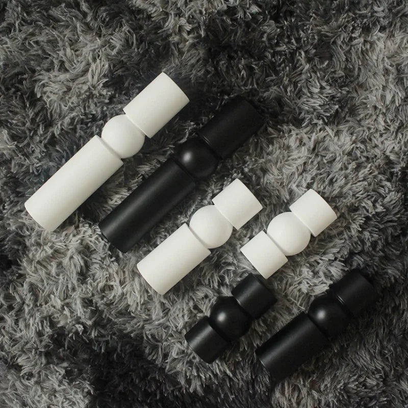 Italienischer Holz-Kerzenhalter im minimalistischen Design – Schwarze & weiße Deko-Candlesticks