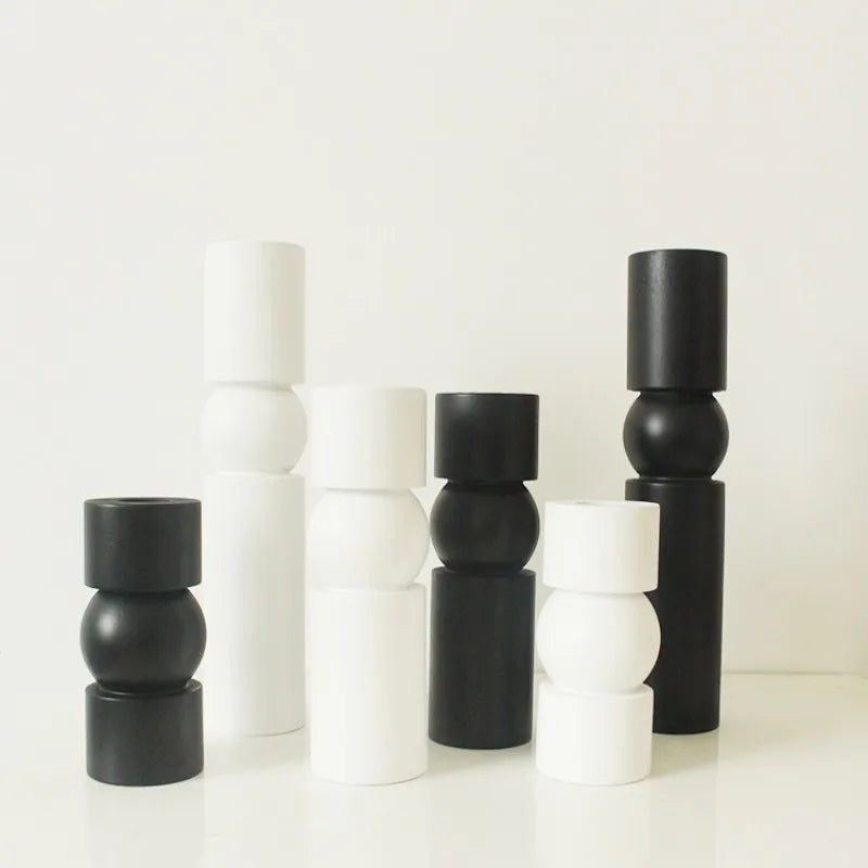 Italienischer Holz-Kerzenhalter im minimalistischen Design – Schwarze & weiße Deko-Candlesticks