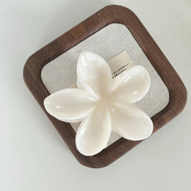 Haarspange „Blossom“ – Verspielte Blüten-Haarklaue im Retro-Stil